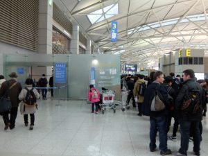写真左が仁川空港の専用レーン、右が通常の検査場の列