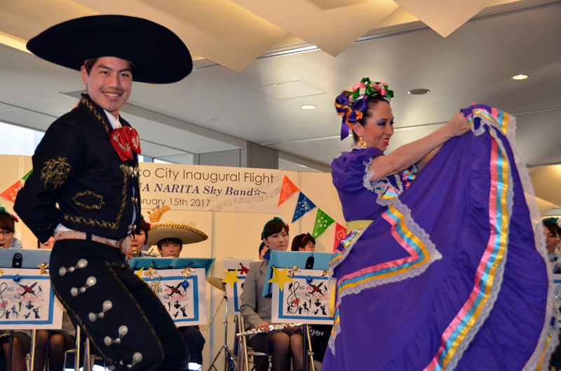 メキシコの踊り「エル・ハラベ・タパティオ」の見事な踊りでセレモニーを盛り上げた。