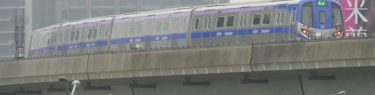 高鐵桃園駅に到着する桃園MRTの普通車