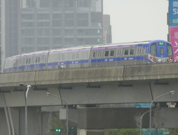 高鐵桃園駅に到着する桃園MRTの普通車