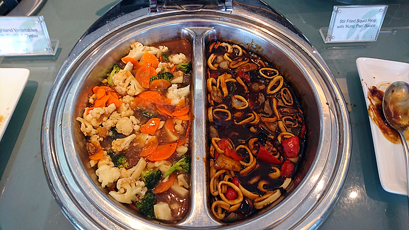 右：イカリングのカンパオソース炒め 左：ハイランド野菜のニンニクとオイスターソース合え
