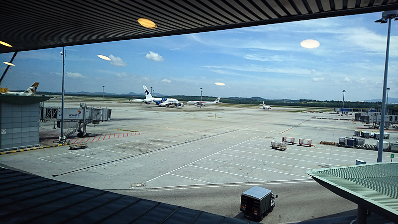 ラウンジからの景色。この日は駐機場にいたマレーシア航空のA380をラウンジから見ることができました。
