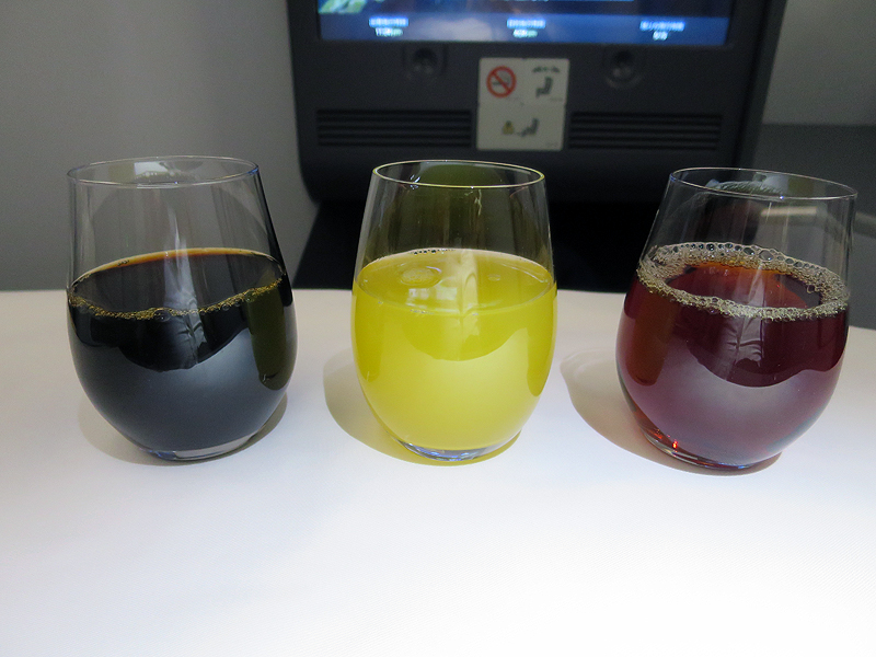 ホノルル線ビジネスクラス限定でパイナップルジュース（写真中央）、アイスコーヒー（写真左）、アイスティー（写真右）が搭載されている