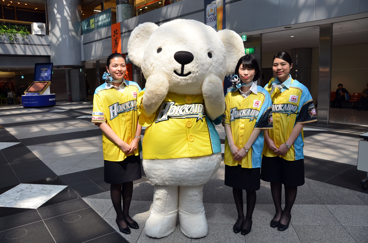 AIRDO、5月28日まで北海道日本ハムファイターズ限定ユニフォームを機内