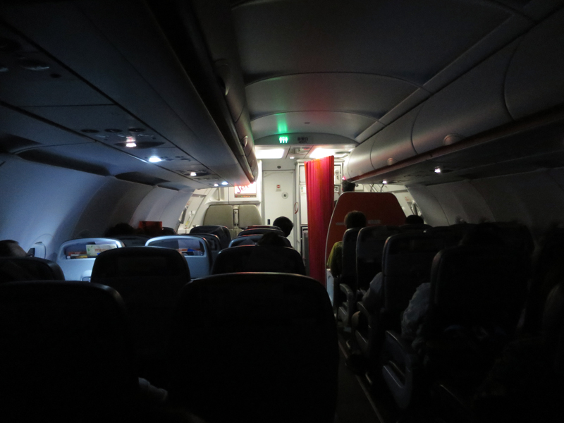 機内は暗くされ、多くの人が眠っていた