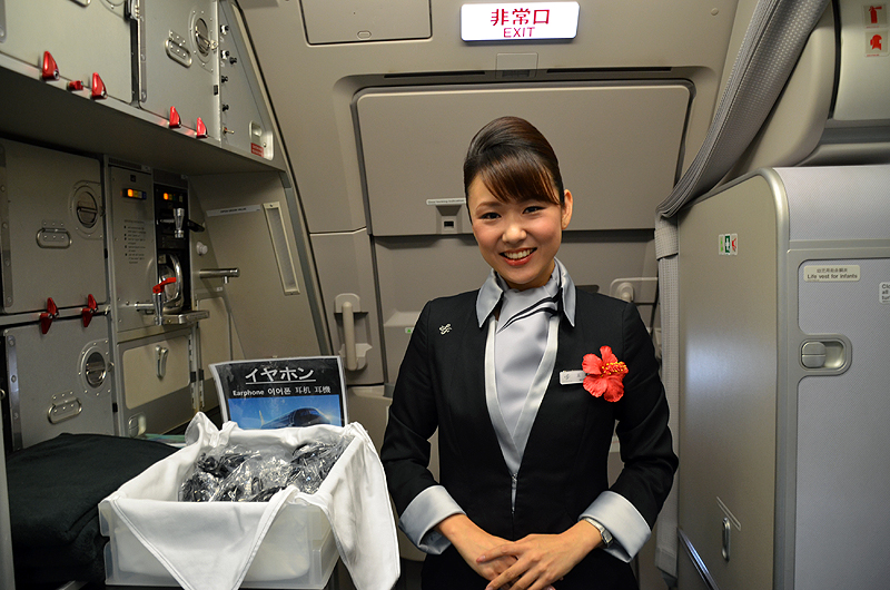 沖縄線ということでお花を付けての乗務。搭乗時にイヤホンが必要な人は搭乗時に受け取る