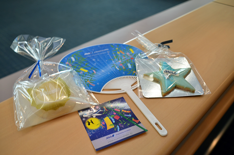 ANA469便那覇行きの搭乗者にはお菓子や七夕ステッカーなどの記念品がプレゼントされた