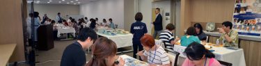 7月29日には、ANAの機内食を製造しているANAC（ANAケータリングサービス）川崎工場では抽選で選ばれた37名が機内食工場見学＆2次選挙ノミネート機内食の試食を楽しんだ。
