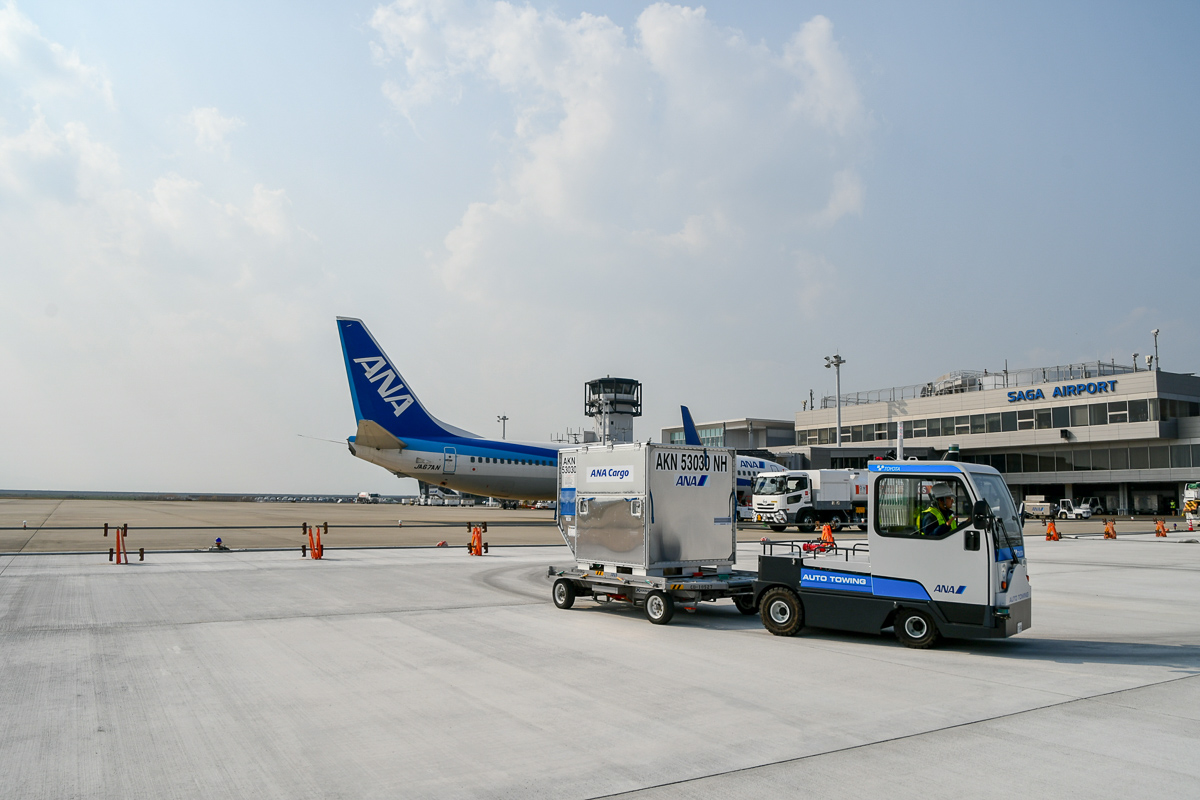 ANA 空港作業員と車のトランプ