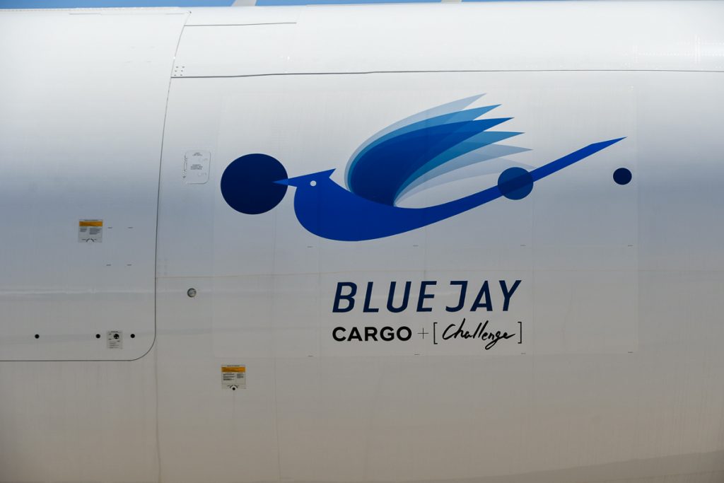 777フレーター型機の愛称を「BLUE JAY」を機体にペイント