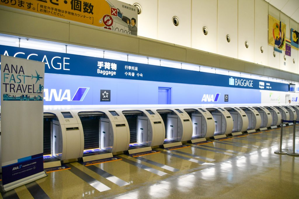 那覇空港に新しく16台設置された自動手荷物預け機「ANA Baggage Drop」