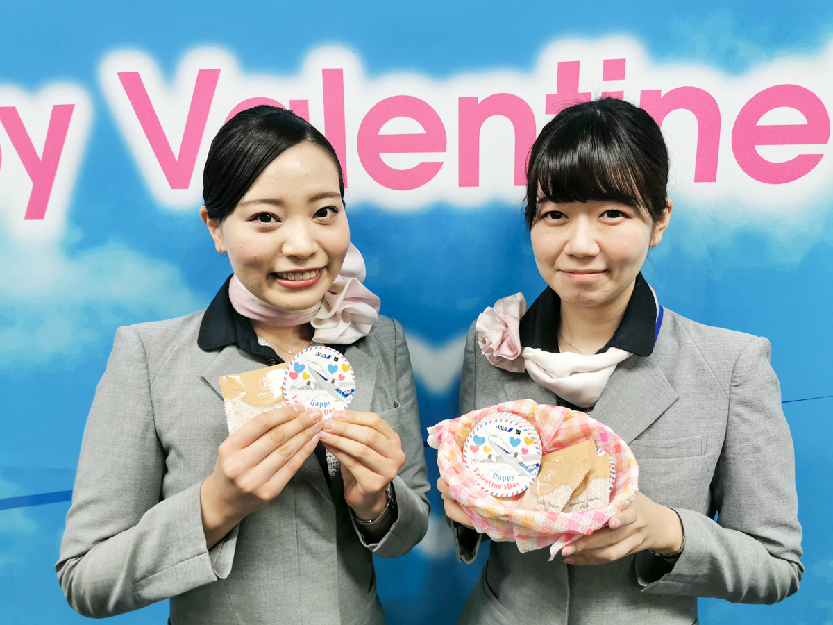2月14日、ANAが羽田空港及び機内でバレンタイン限定サービスを実施